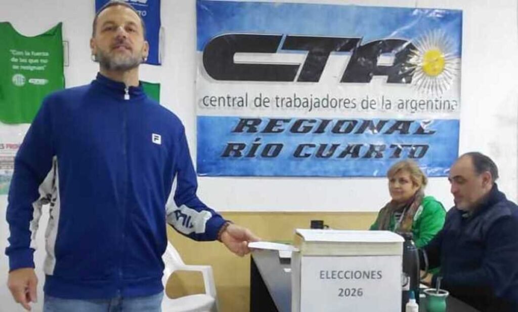 La imagen muestra a dirigentes sindicales en una sede de la Central de Trabajadores de la Argentina (CTA) Autónoma Regional Río Cuarto.Institución: Sede regional de la CTA Autónoma, una central sindical argentina fundada en la década de 1990.Contexto gremial: Las seccionales y regionales de la entidad realizan procesos democráticos de renovación de autoridades y votaciones internas.FacebookLista 6 Multicolor. Elecciones en CTA Autónoma: recuperar la ...18 ago 2026 — Lista 6 Multicolor. Elecciones en CTA Autónoma: recuperar la central para organizar la lucha contra el ajuste. Por Corresponsal. E...Mostrar todo    
