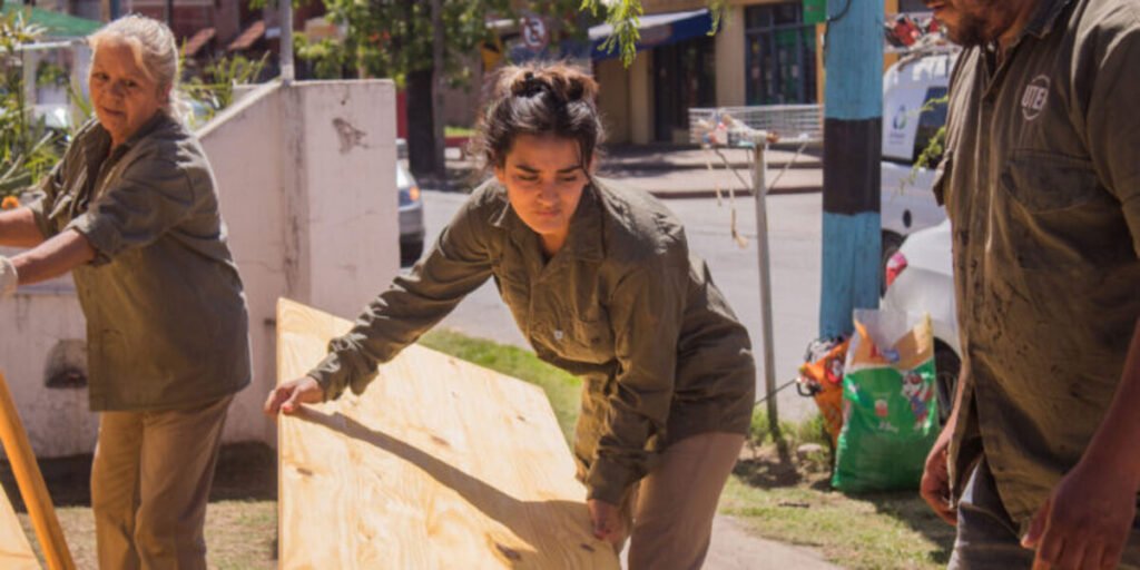 Trabajadoras de la economía popular en plena actividad: el grueso del sector está masculinizado. 
