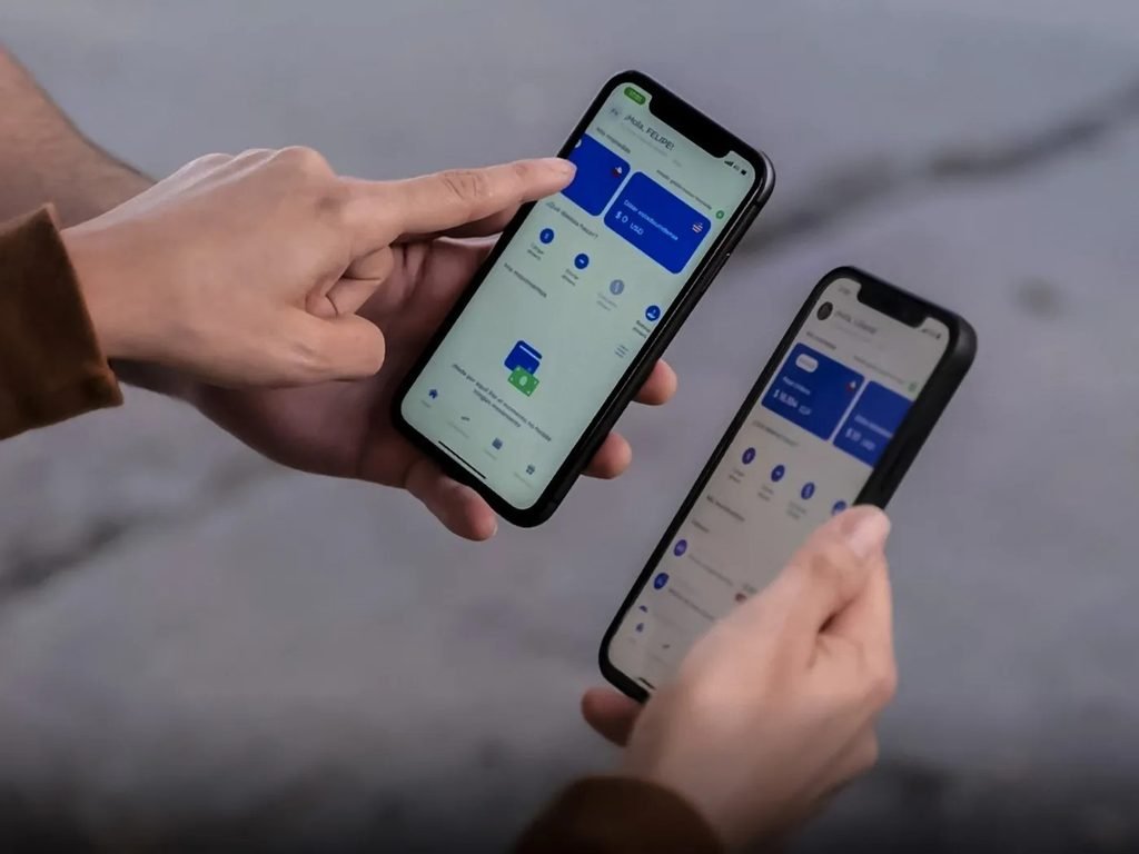 La imagen muestra a una persona interactuar con la interfaz de una aplicación de billetera digital o plataforma de pagos en un teléfono celular.Pagos digitales. Las aplicaciones de finanzas y billeteras virtuales permiten gestionar saldo, realizar transferencias inmediatas y abonar servicios o compras desde el teléfono móvil.Uso cotidiano: Este tipo de herramientas tecnológicas reemplaza de forma frecuente el uso de dinero en efectivo y tarjetas físicas en la actividad diaria.Clarin.comLos nuevos desafíos que propone el uso del dinero ...21 mar 2024 — Crece la utilización de billeteras y otros dispositivos que reemplazan a los pagos en efectivo. 