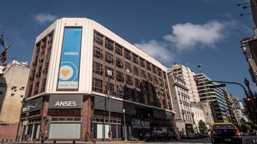 La imagen muestra el edificio de la sede central de la Administración Nacional de la Seguridad Social (ANSES) en la Ciudad Autónoma de Buenos Aires. El Fondo de Garantía de Sustentabilidad del organismo quedó en el ojo de la tormenta por el plan de usarlo para dar créditos hipotecarios.