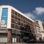 La imagen muestra el edificio de la sede central de la Administración Nacional de la Seguridad Social (ANSES) en la Ciudad Autónoma de Buenos Aires. El Fondo de Garantía de Sustentabilidad del organismo quedó en el ojo de la tormenta por el plan de usarlo para dar créditos hipotecarios.