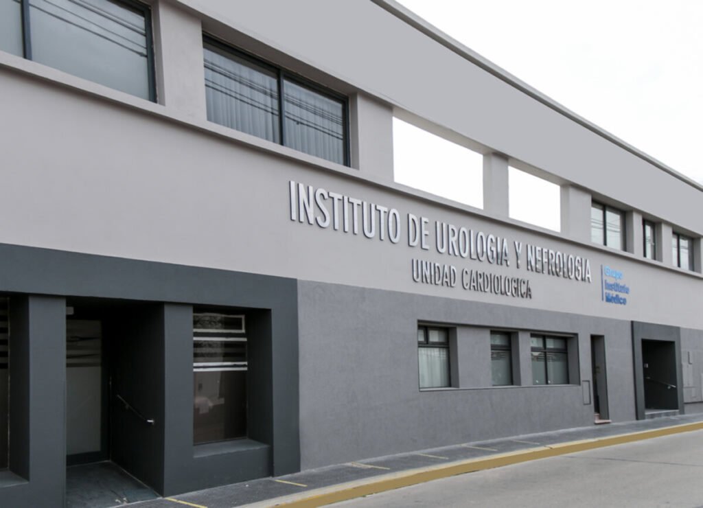 La foto muestra la fachada del Instituto de Urología, Nefrología y Unidad Cardiológica (Urocardio)de la ciudad de Río Cuarto. Este centro forma parte del Grupo Instituto Médico Río Cuarto.