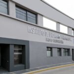 La foto muestra la fachada del Instituto de Urología, Nefrología y Unidad Cardiológica (Urocardio)de la ciudad de Río Cuarto. Este centro forma parte del Grupo Instituto Médico Río Cuarto.