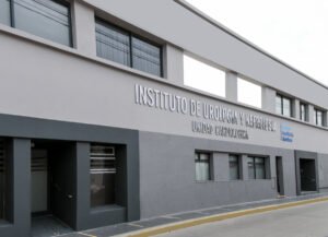 La foto muestra la fachada del Instituto de Urología, Nefrología y Unidad Cardiológica (Urocardio)de la ciudad de Río Cuarto. Este centro forma parte del Grupo Instituto Médico Río Cuarto.