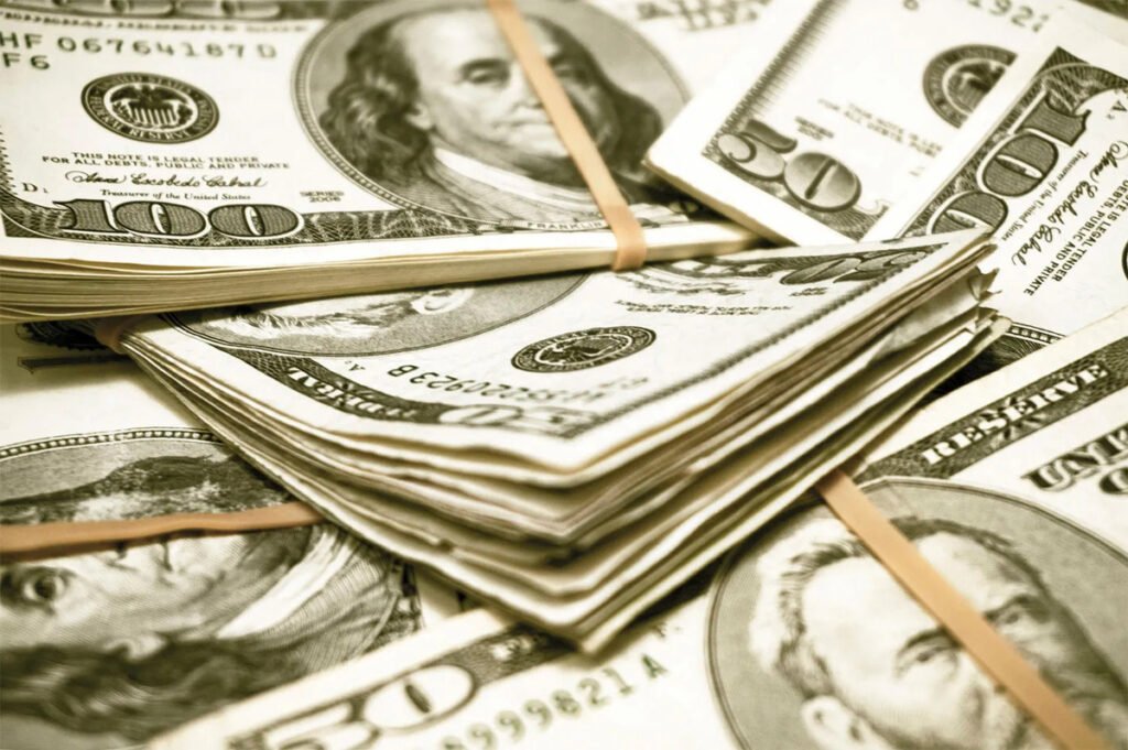 Esta imagen muestra fajos de billetes de dólares estadounidenses de diferentes denominaciones, principalmente de 100 y 50 dólares, atados con bandas elásticas. Detalles de los billetes Denominaciones visibles: Billetes de 100 dólares (con los retratos de Benjamin Franklin) y de 50 dólares (con los retratos de Ulysses S. Grant).