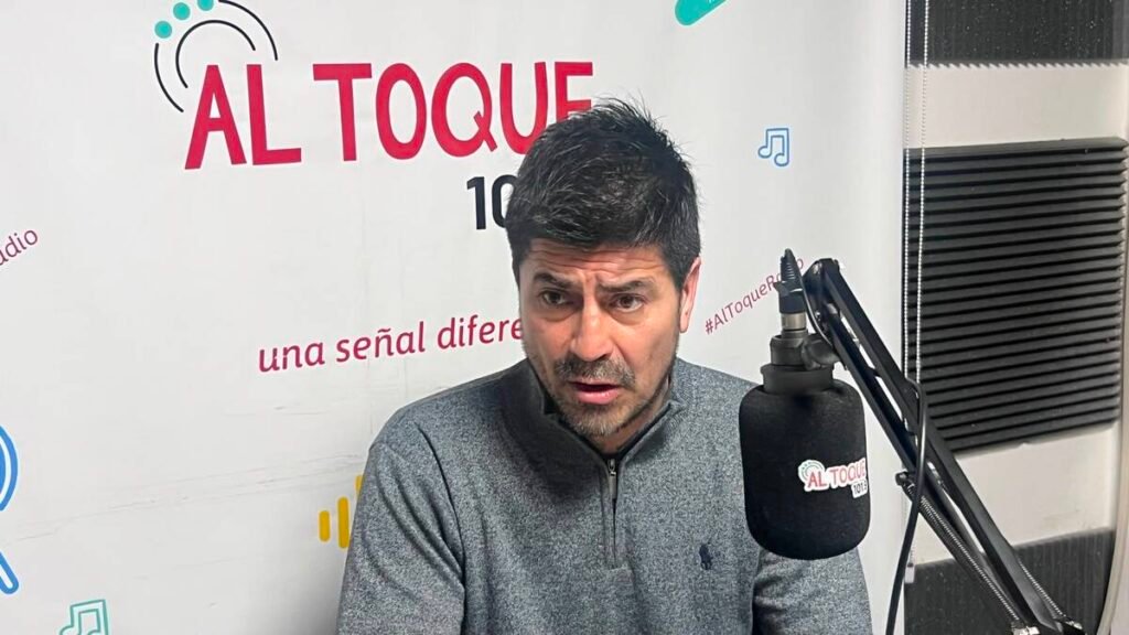 La imagen muestra al político y concejal de Río Cuarto Franco Miranda, integrante del bloque opositor La Fuerza del Imperio del Sur, participando en una entrevista en el estudio de Al Toque Radio.