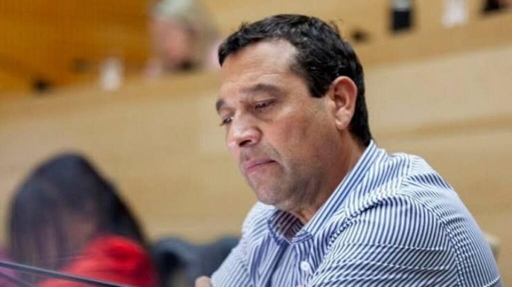 La imagen muestra a Ernesto Ramón "Cañito" Flores, exlegislador de la provincia de Córdoba, cuando todavía ocupaba su banca en la Unicameral.