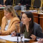 La imagen muestra a la concejala oficialista Milagros Obregón, haciendo uso de la palabra durante una sesión del Concejo Deliberante de Río Cuarto.