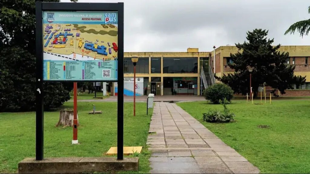 La imagen muestra el acceso peatonal de la Universidad Nacional de Río Cuarto (UNRC), en primer plano.