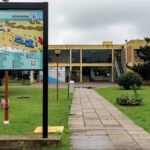 La imagen muestra el acceso peatonal de la Universidad Nacional de Río Cuarto (UNRC), en primer plano.