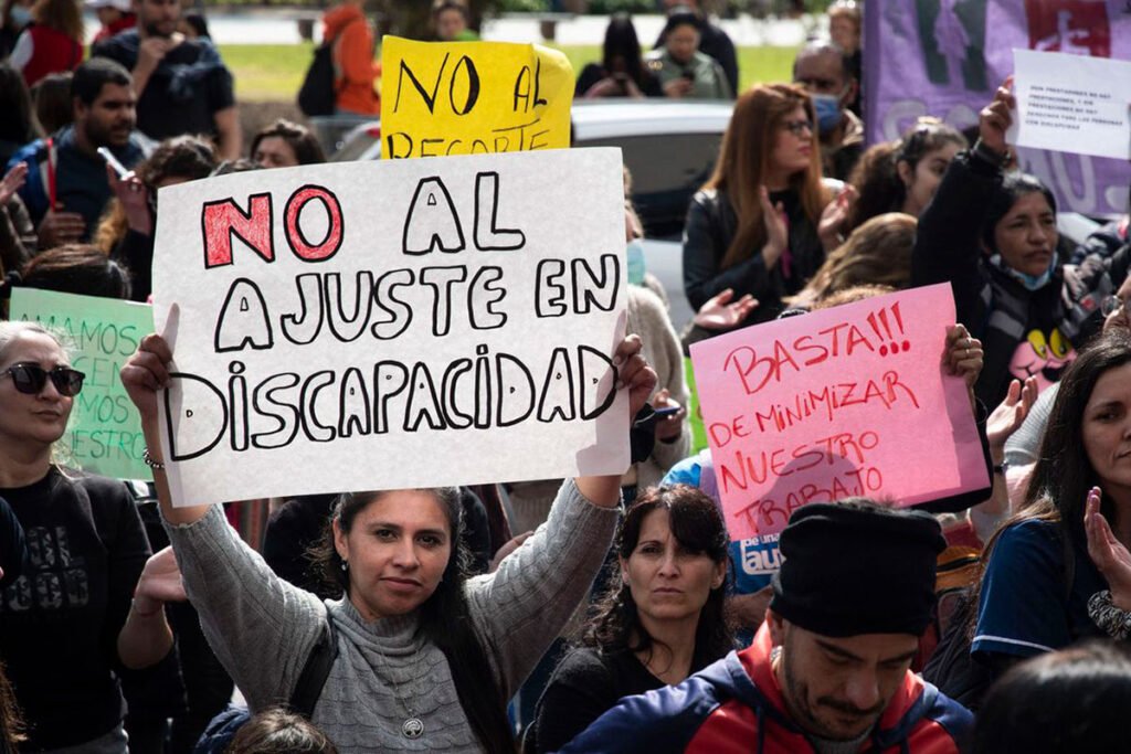 en la que prestadores de servicios, profesionales, familias y personas con discapacidad reclaman bajo la consigna "No al ajuste en discapacidad" y exigen la actualización de aranceles y el pago puntual de las prestaciones.