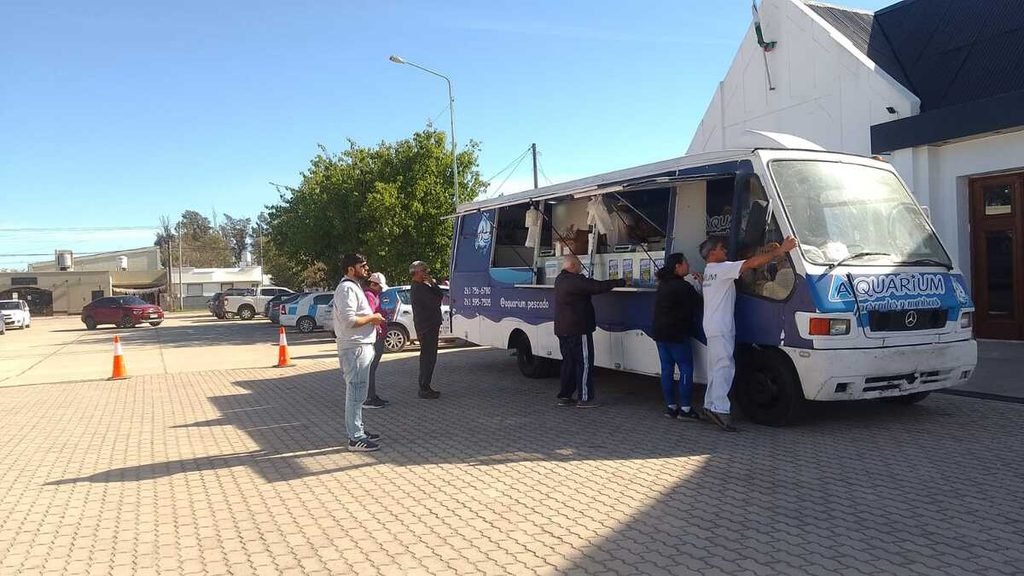 La gente compra pescado del camión del Pescado Popular, en Las Higueras. 